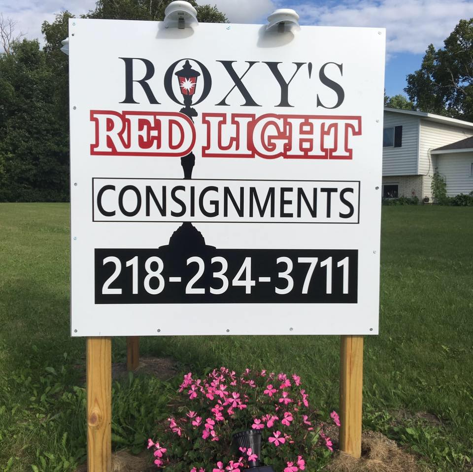 detroit lakes consignments store, Roxy's Red Light Consignments Sign